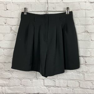 Forever 21 mid waist black pleated skort • size small